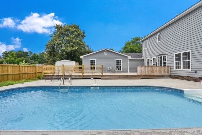 Building Photo - Gorgeous 4 bedroom, 3 1/2 bathroom home wi...