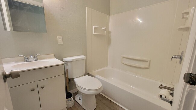 Building Photo - 617 59th Ave Dr W