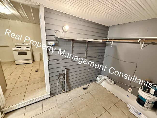 Building Photo - 3 Bedroom with Spacious Backyard