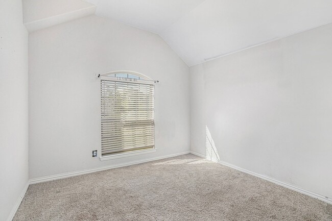 Building Photo - 2805 Chestnut Ln