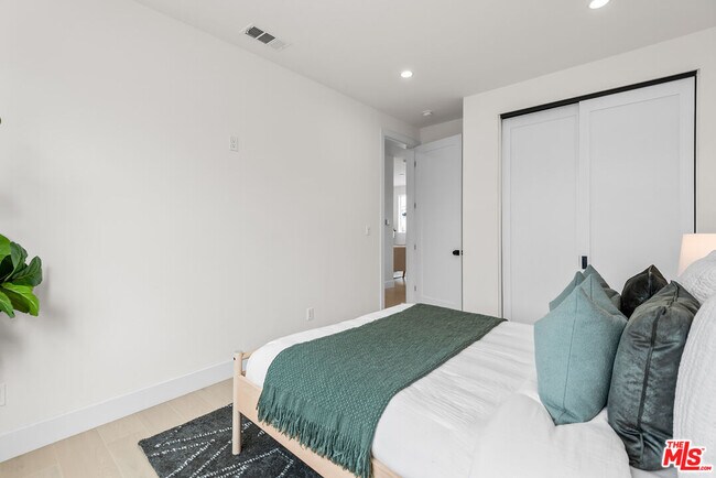 Building Photo - 3626 E 1st St