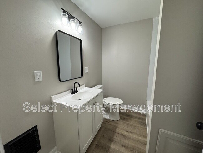 Building Photo - 930 3rd St