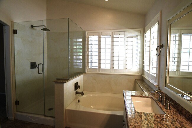 Building Photo - Palm Valley Beauty With A Pool!