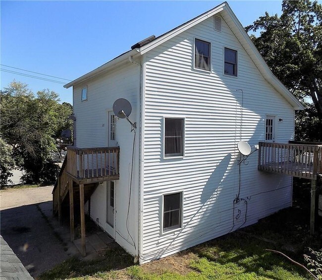 Building Photo - 121 Oak St
