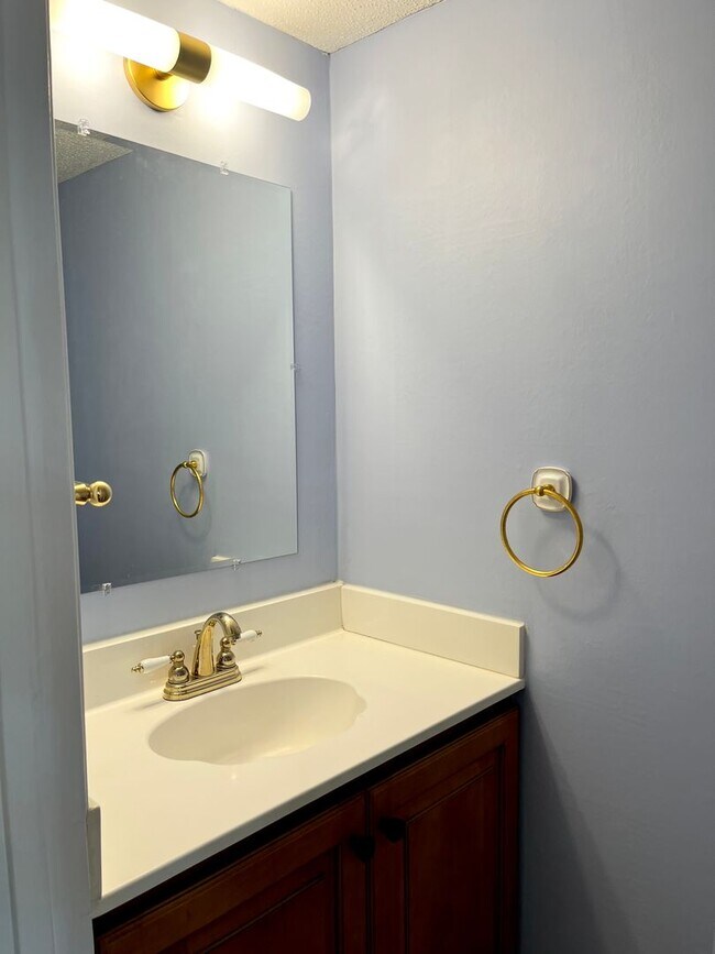 Building Photo - Largest Unit in Oglethorpe Place, 3bd/2.5ba 1700+ sqft, fireplace, and community pool and tennis!