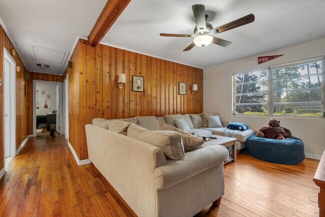 Building Photo - 1902 Sunset Ln