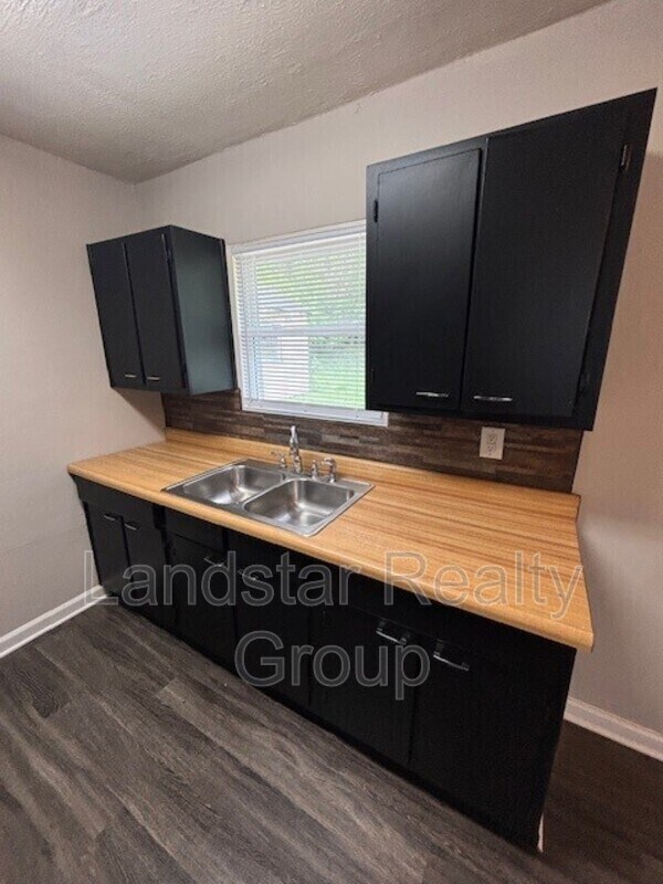 Building Photo - 4714 Seville Dr