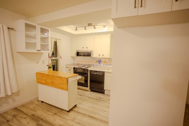 Building Photo - Rossmoor 55+ Living — One BR/One BA Del Monte Model (733 SF) — Peaceful, Updated, Sun-Filled Home