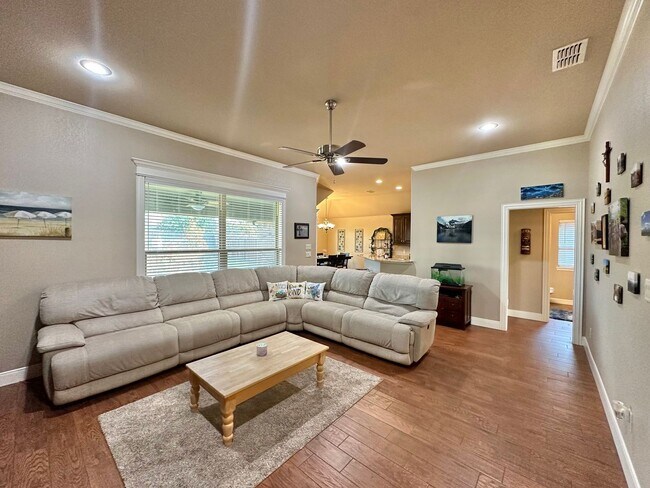 Building Photo - Stunning 3 Bed 2 Bath in Flint!