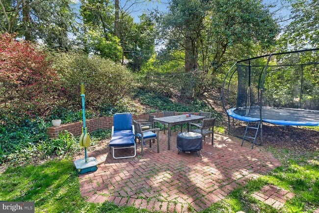 Building Photo - 7215 Rollingwood Dr