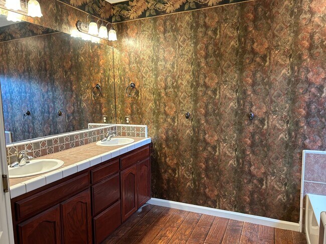 Building Photo - Beautiful Home in great North West Visalia neighborhood across from Soroptomist Park with Yard care