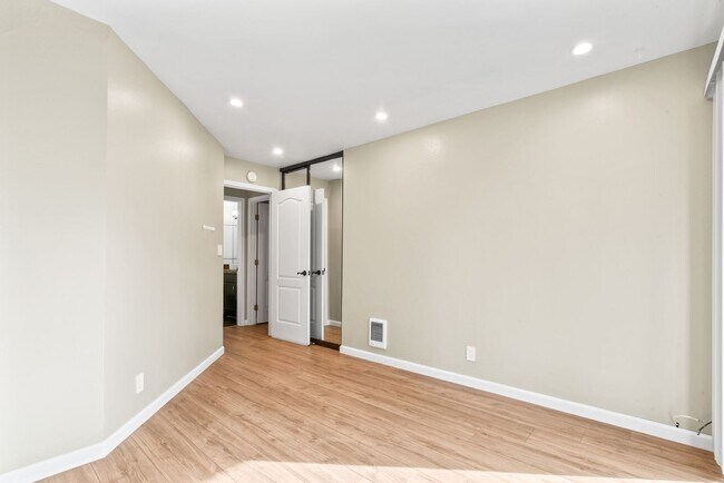 Building Photo - Cutest Condo on the Market!