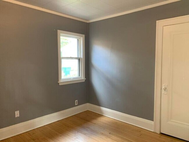 Building Photo - 4 Bedroom Single-Family House in Shorewood