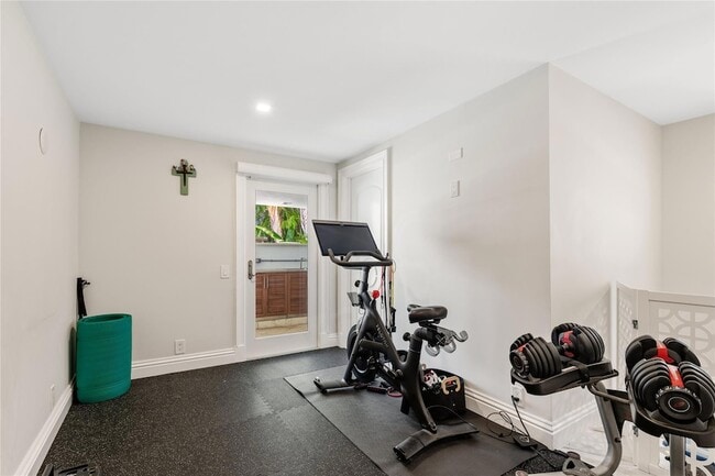 Building Photo - 2307 N Riverside Dr