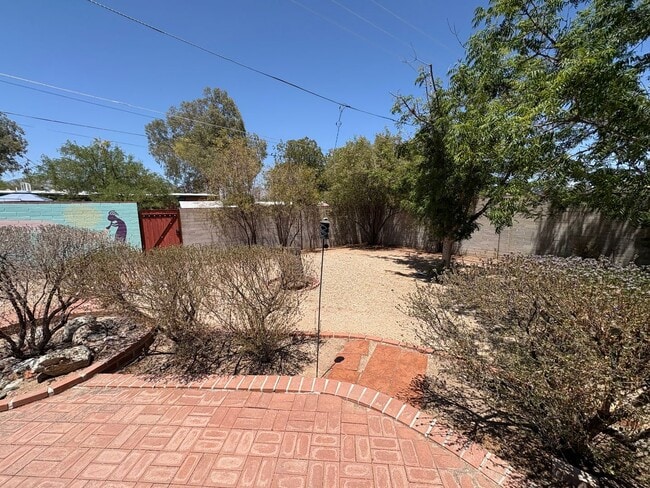 Building Photo - Eastside home with privacy on cul-de-sac