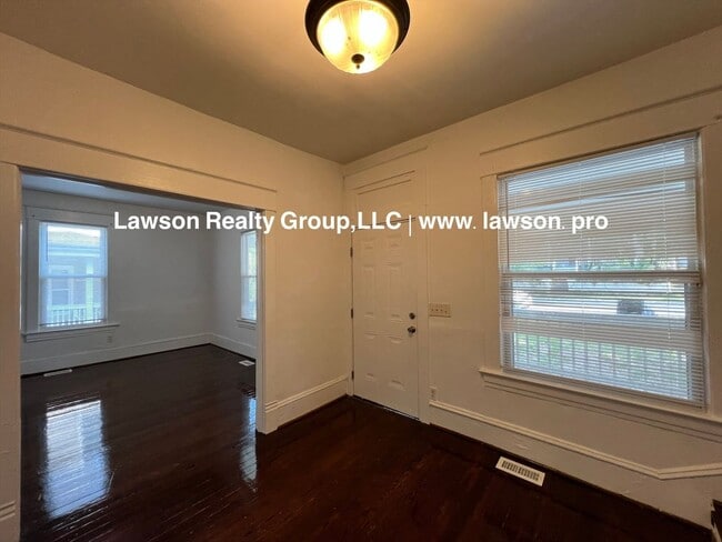 Building Photo - 1208 Chapman Ave SW