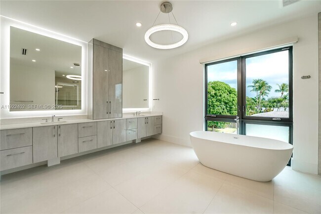 Building Photo - 333 NE Spanish Ct