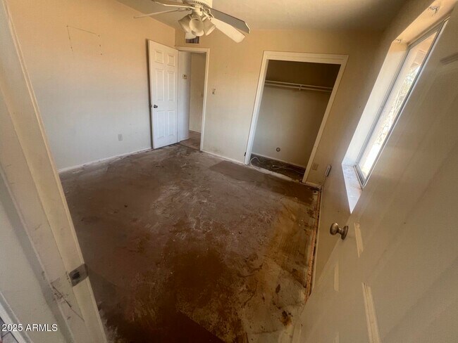 Building Photo - 1238 E Vine Ave