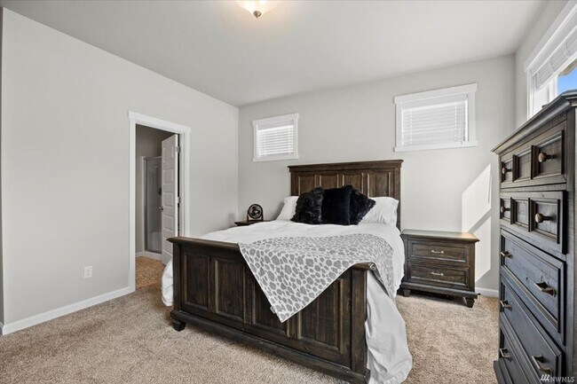Building Photo - 3 bedroom, 2 bath house with garage