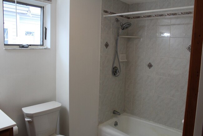 Building Photo - 51 School St