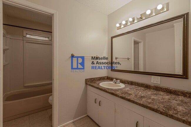 Building Photo - 3 Bed/2 Bath Home in the Heart of Pearl