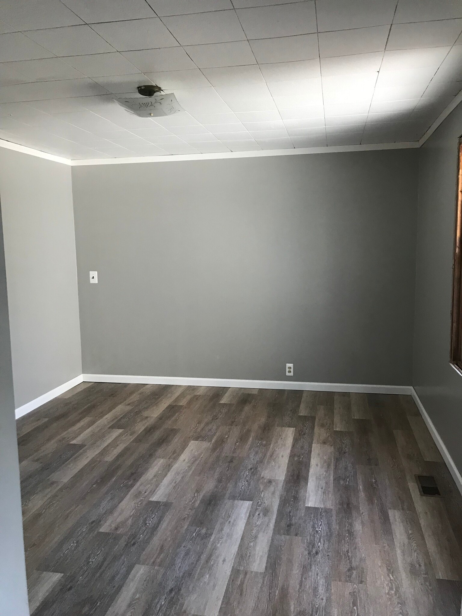 Living Room - 340 Oakhill Ave