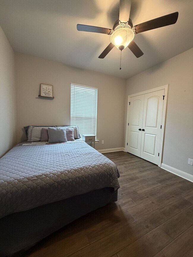 Building Photo - 403 Mangrove Ln