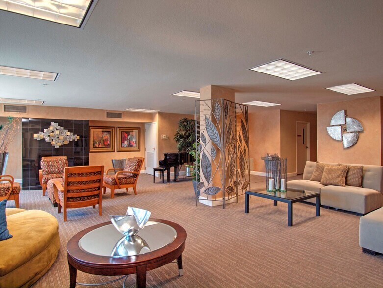 Building Photo - 417 E Kiowa St