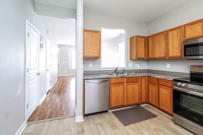 Building Photo - Two Bedroom 2.5 Bathroom Townhouse Available!