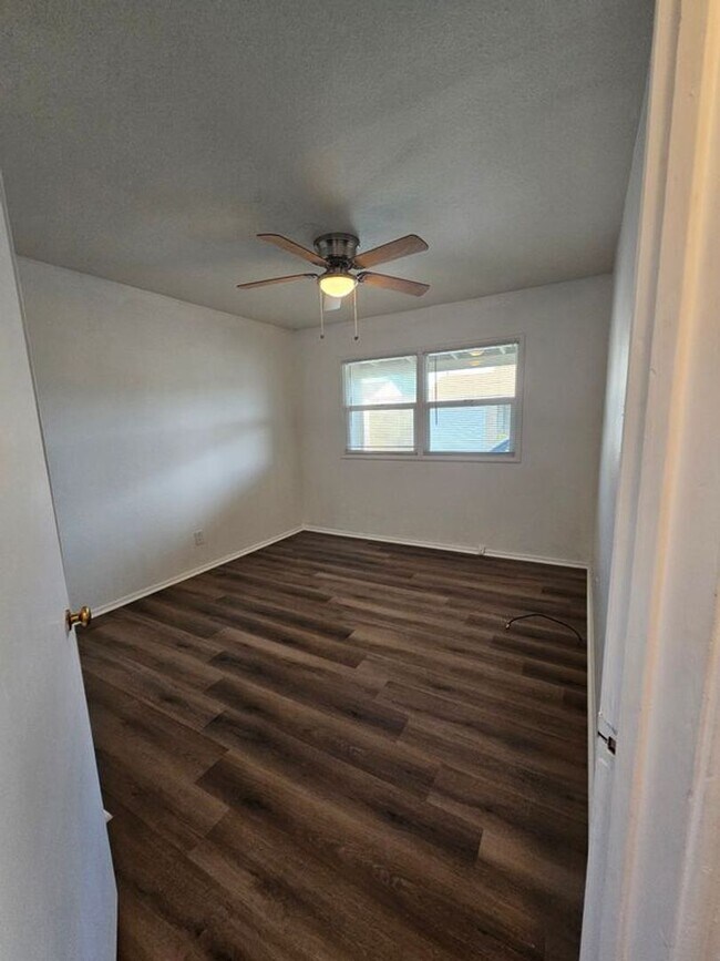 Building Photo - RETIREMENT COMMUNITY: Renovated Residence Hidden Gem 2 Bed/1 Bath - San Leandro
