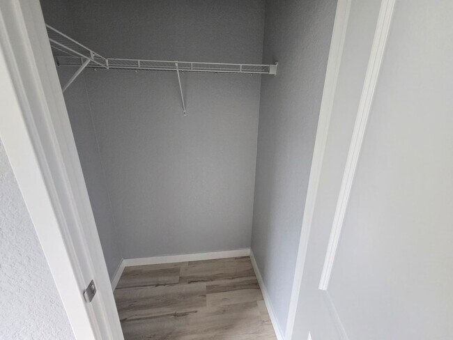 Building Photo - Bright and Easy-Living Home in Riviera Beach