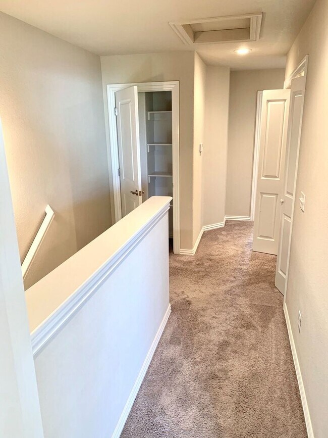 Building Photo - Townhome for Rent in Rogers - 3 bedrooms, ...