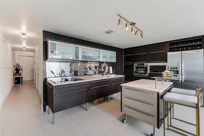 Building Photo - 6000 Collins Ave