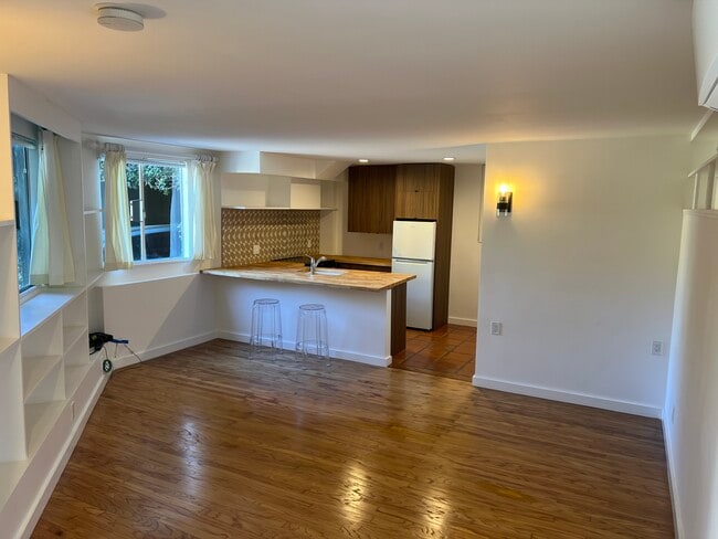 Building Photo - 6146 1/2 Glen Holly St