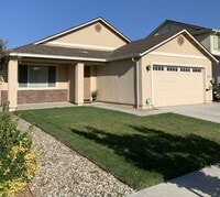 Building Photo - 3 Bedroom 2 Bath