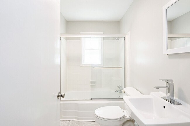 Building Photo - Updated, Pet-Friendly Fry's Spring Duplex - Grad Students Are Welcome!