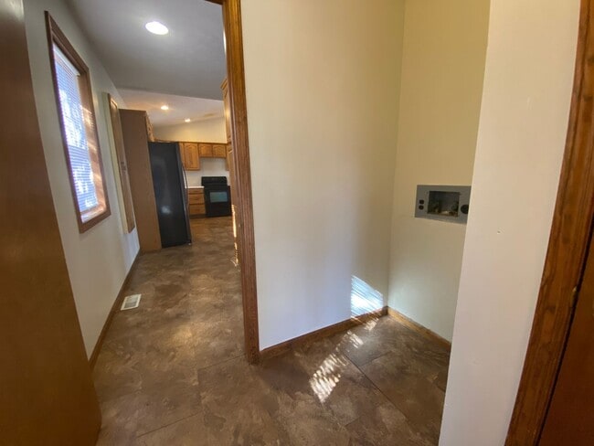 Building Photo - Large 4 Bed /  2 Bath Home