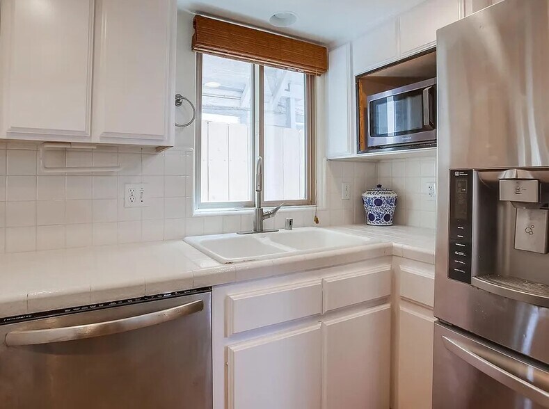 Building Photo - 803 El Carmel Pl