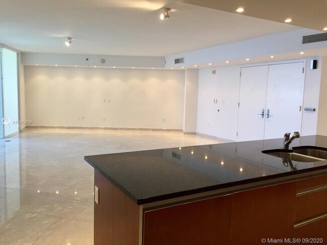 Building Photo - 17201 Collins Ave