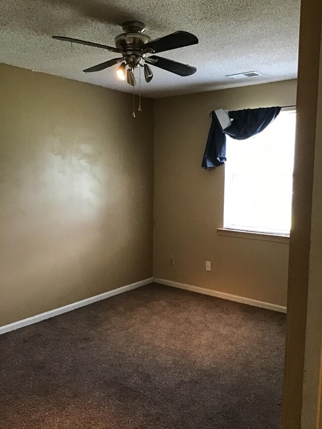 Building Photo - 13 Shayna Dr