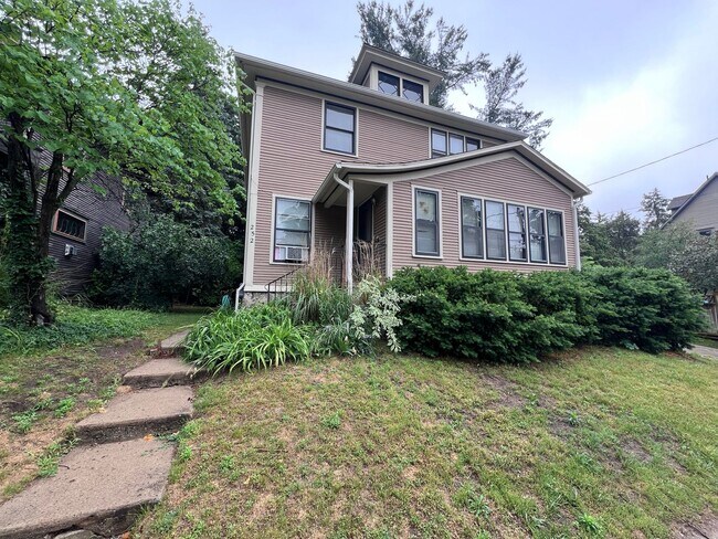 Building Photo - Large 3 Bedroom Duplex with Washer/Dryer - Water included!