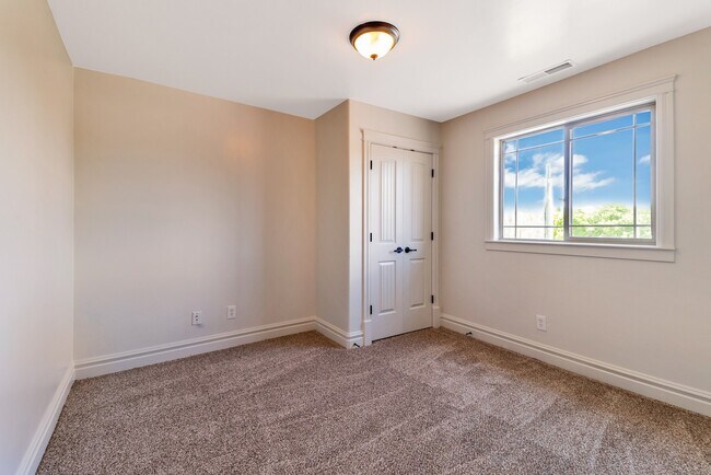 Building Photo - Beautiful home nestled in Pleasant Grove