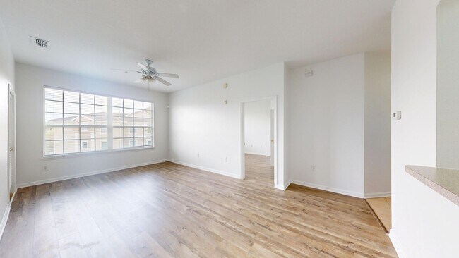 Building Photo - Beautifully updated 2 bed, 2 bath third-fl...