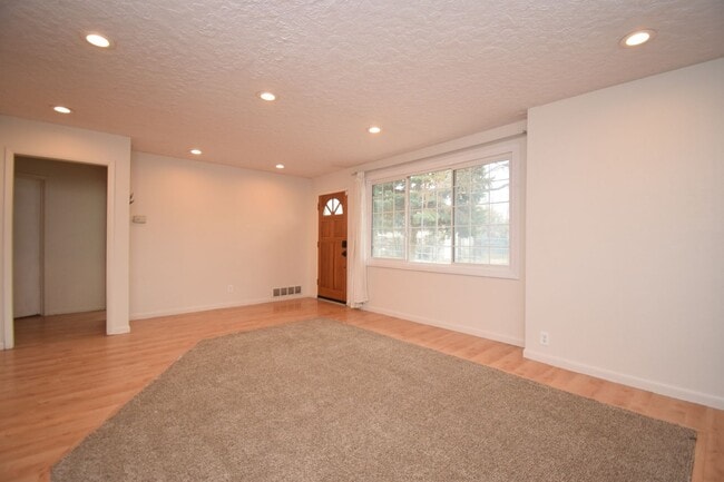 Building Photo - Bright Midvale 3 Bed – Near Fashion Place & Fort Union!!!