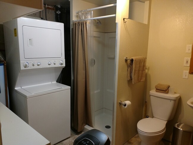 Building Photo - Large Furnished Townhome in Loch Haven Hills