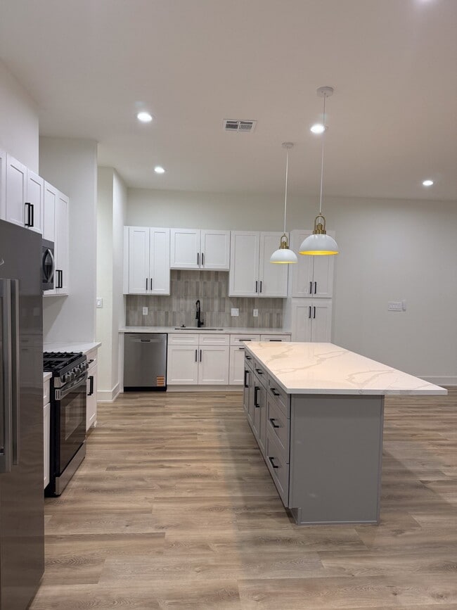 Building Photo - 9005 Comal St