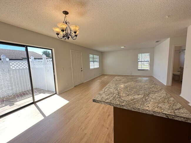 Building Photo - 556 Holly Dr