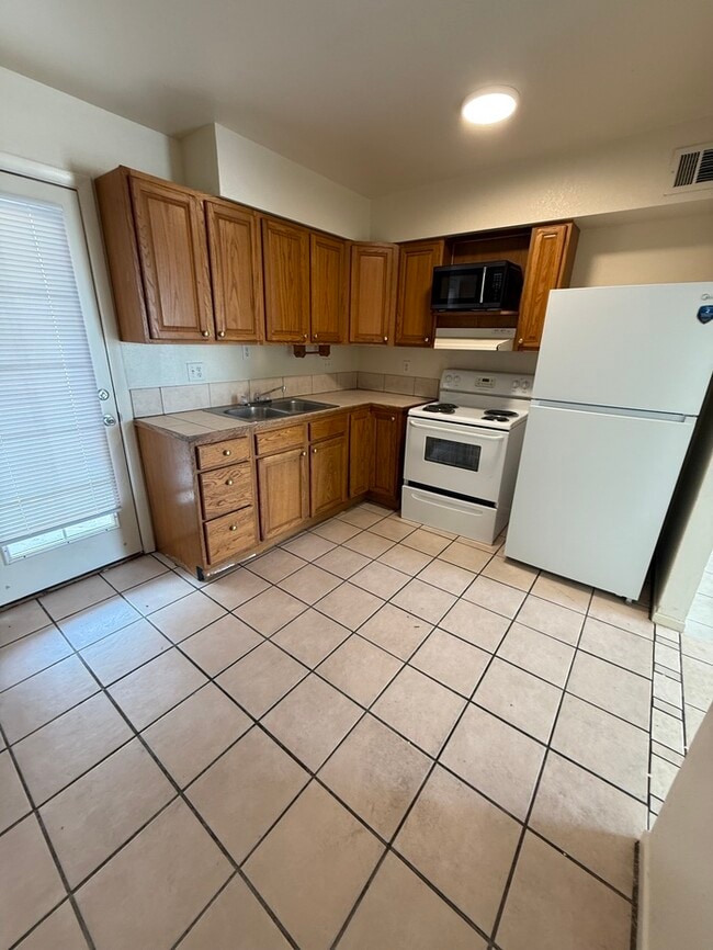 Building Photo - Townhome For Rent