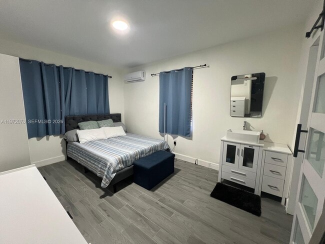 Building Photo - 1430 NE 149th St