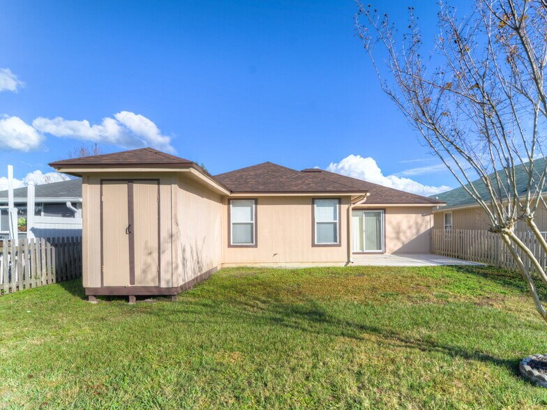Building Photo - 1723 Ashwood Cir